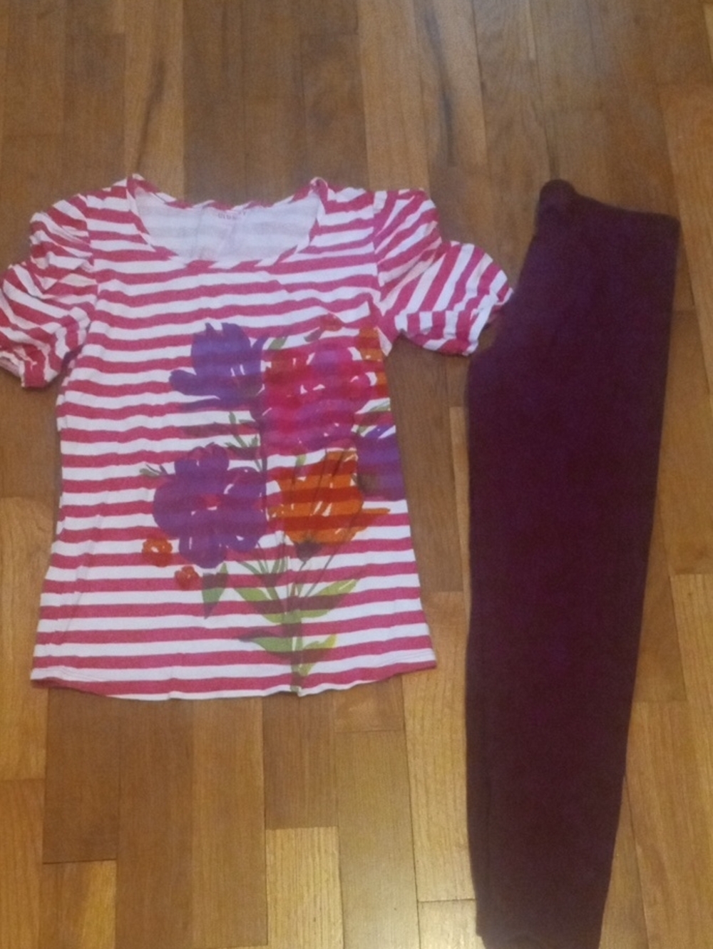 girl med burgundy leggings, with striped flower print top